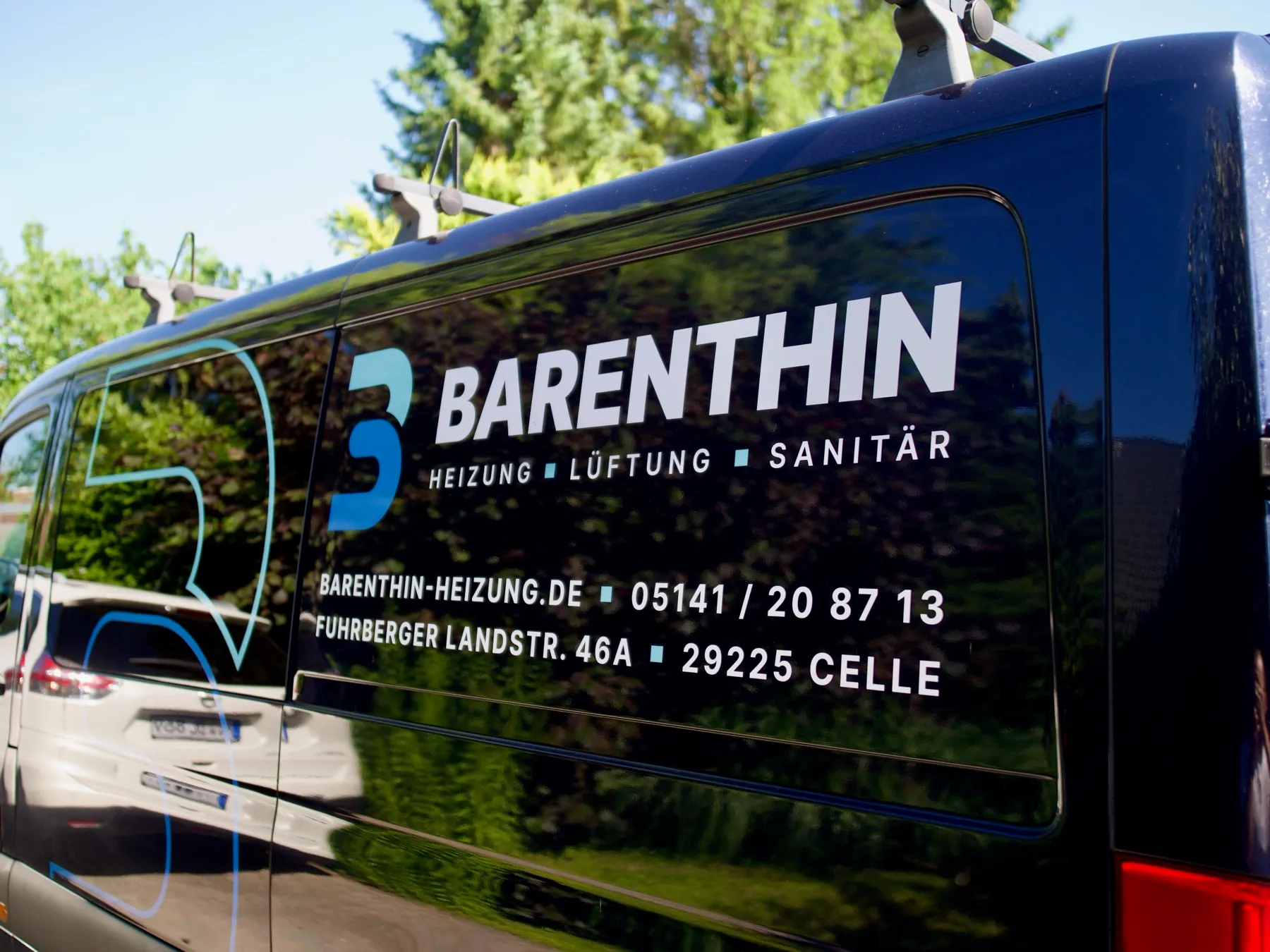 Firmenfahrzeug von Barenthin Heizung-Lüftung-Sanitär mit Logo und Kontaktdaten – unterwegs in Celle und im Landkreis